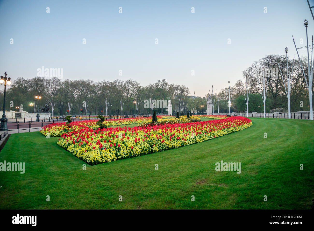 Panorama carré avec Queen Victoria Memorial et des parterres de fleurs en face de Buckingam Palace, Londres, Angleterre Banque D'Images