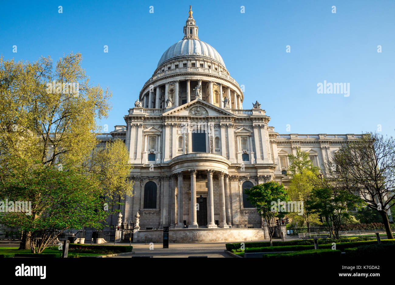Une vue sur le sud de l'entrée de la cathédrale St Paul à Londres, Grande-Bretagne Banque D'Images