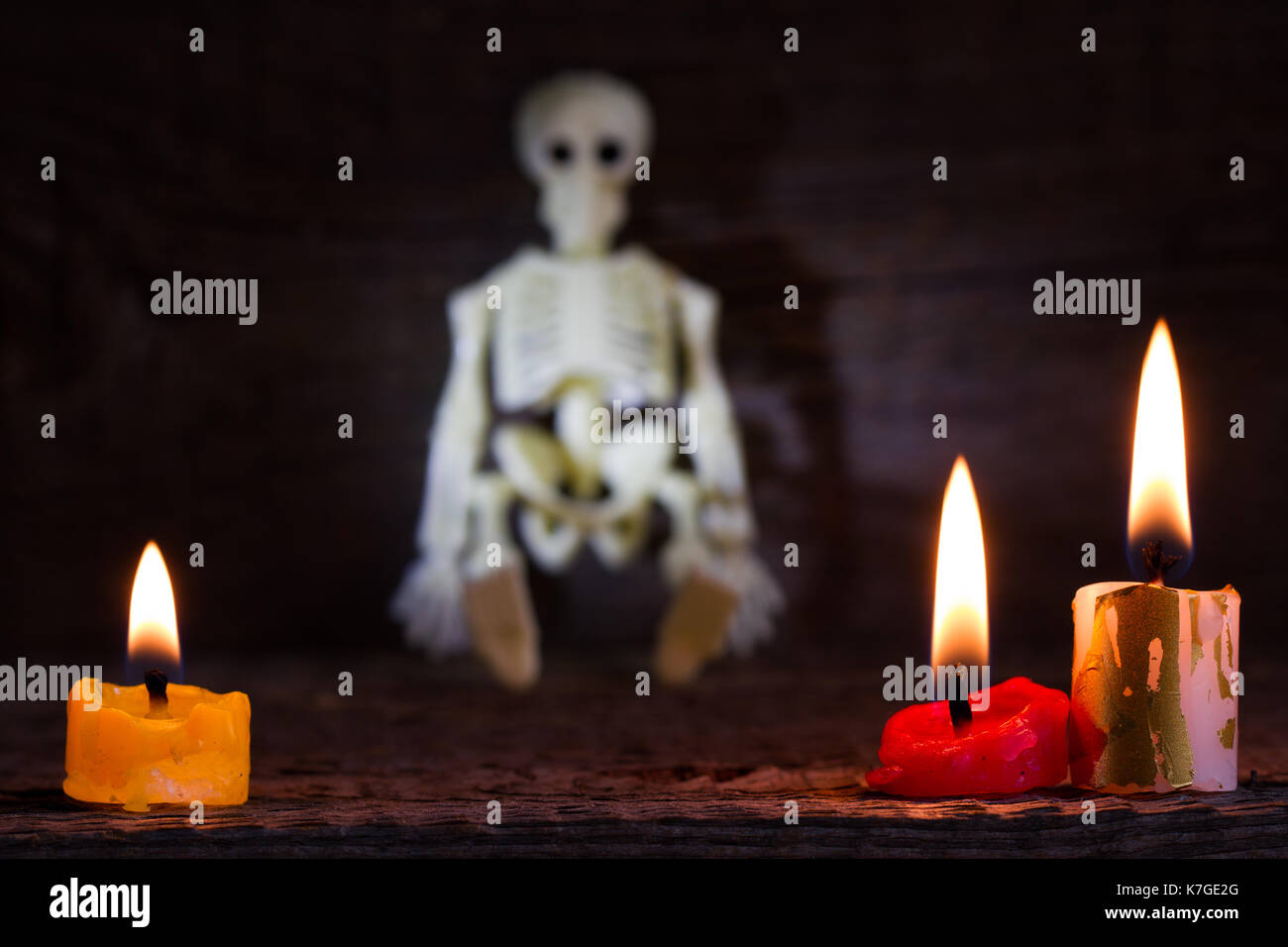 Résumé fond halloween avec squelette et des bougies sur cemetery Banque D'Images