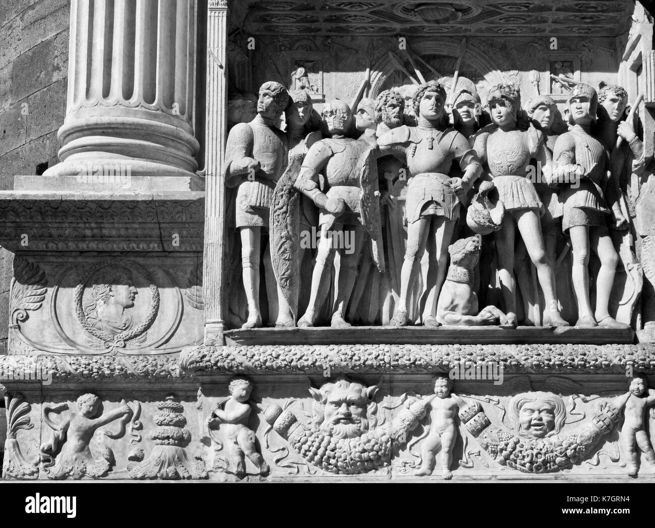 Castel dell'Ovo (Château de l'Œuf) est un château en bord de mer situé sur l'ancienne île de Megaride, maintenant une presqu'île, sur le golfe de Naples en Italie. C'est le Banque D'Images