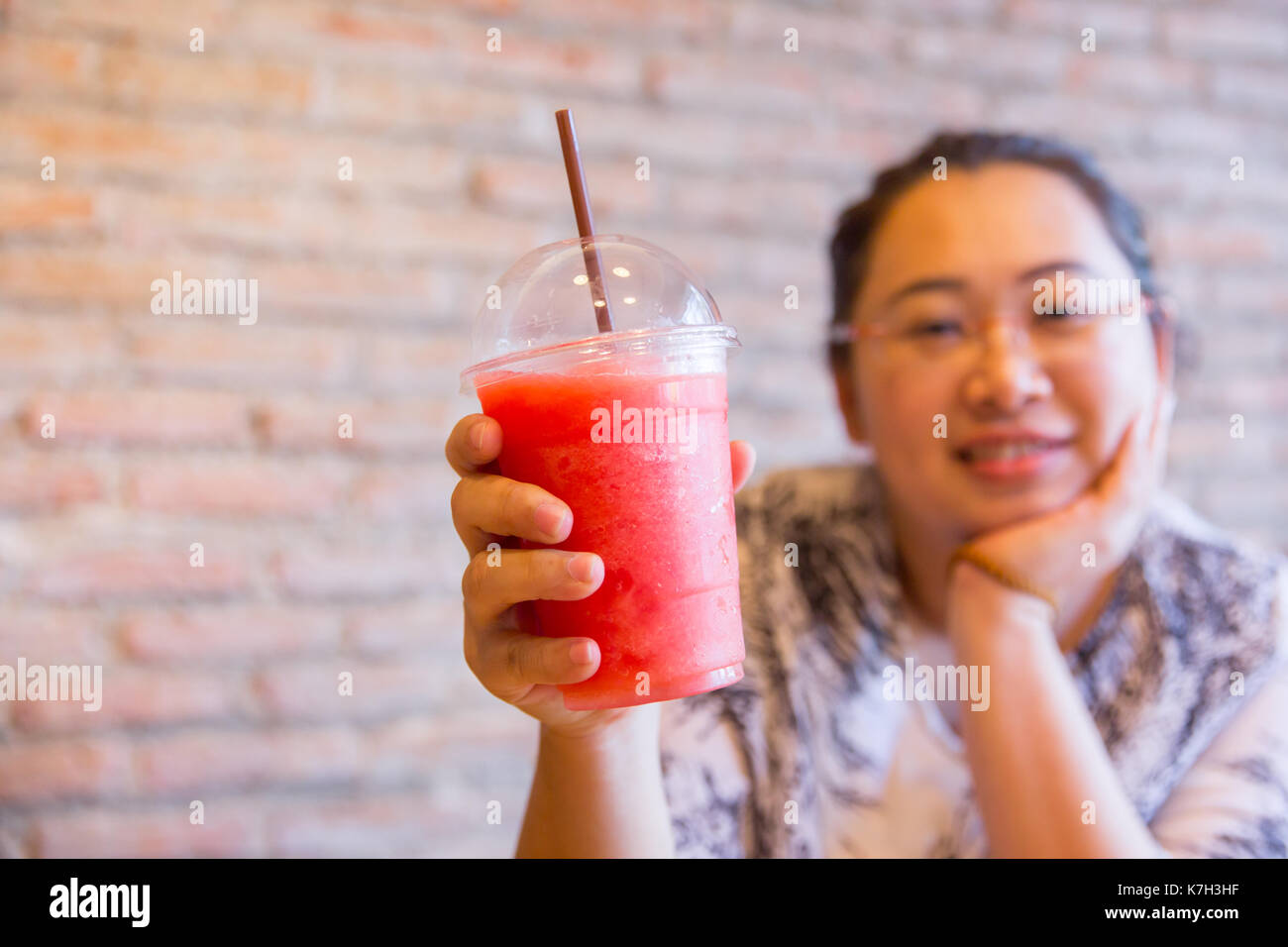 Les femmes gras tubby smoothie aux fruits fruit sain potable boire du bon pour l'alimentation et de refroidissement de la glace pour la journée chaude en été. Banque D'Images