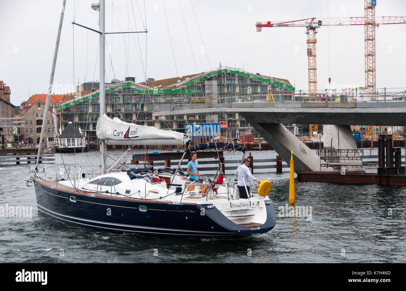 Un sailingboat quittent le port de Copenhague, Danemark. Banque D'Images