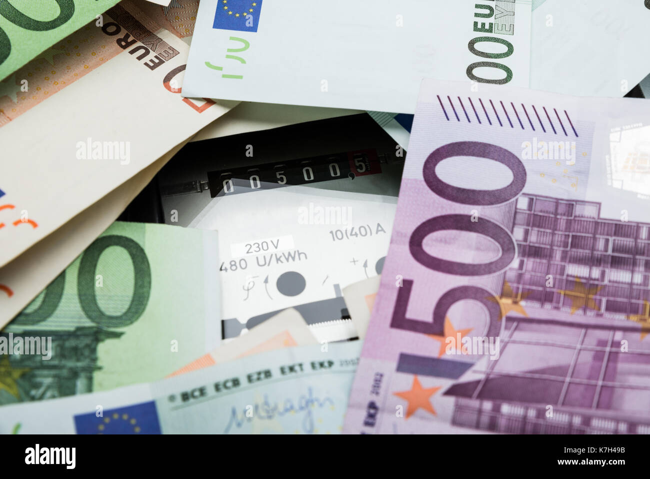 Close-up d'un compteur d'électricité plus de billets en euros Banque D'Images