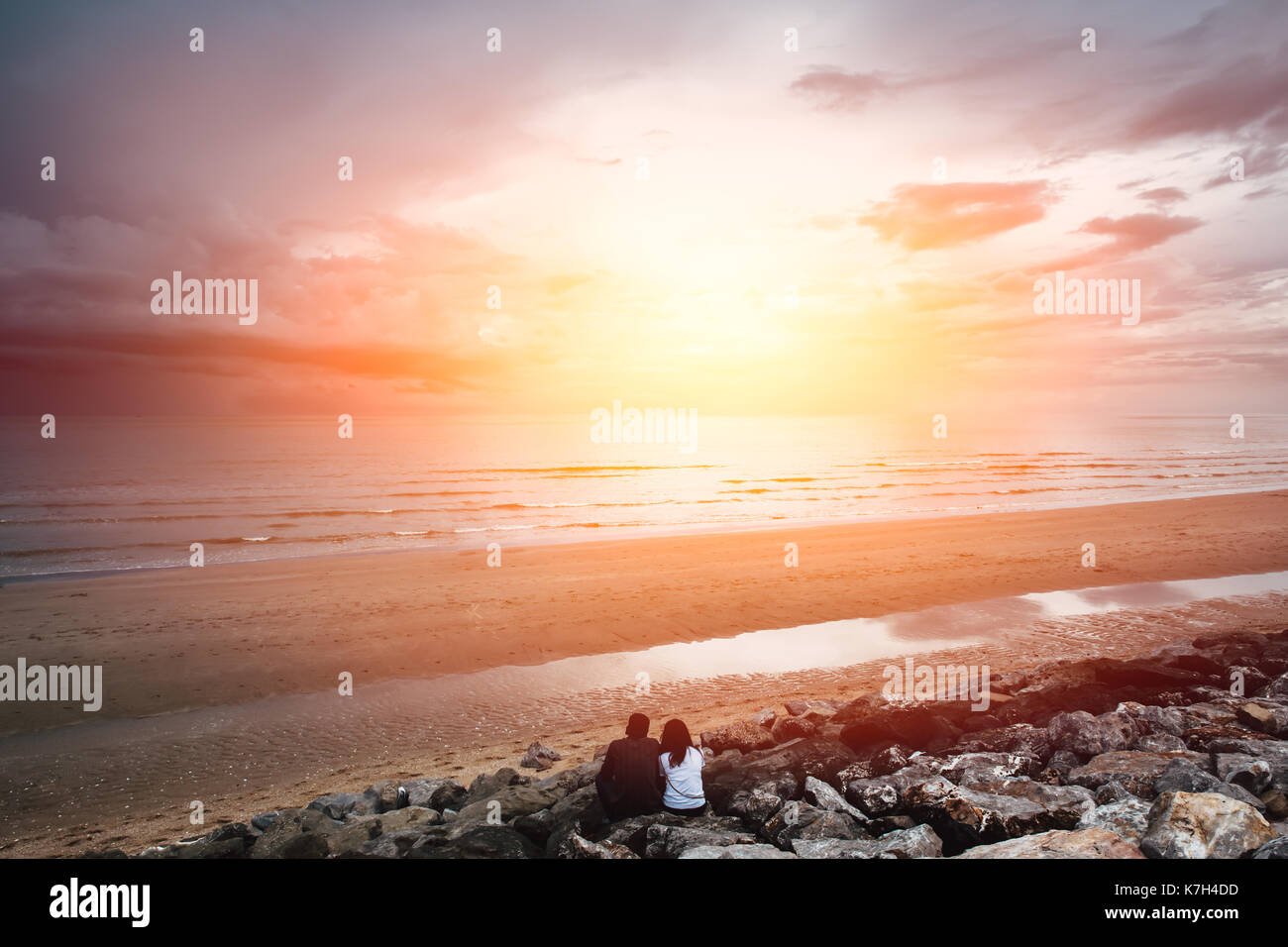 Avenir Ensemble Concept De Paysage Amoureux Couple Gens Assis Ensemble Sur La Plage A L Avant De La Mer Au Coucher Du Soleil La Lumiere Photo Stock Alamy