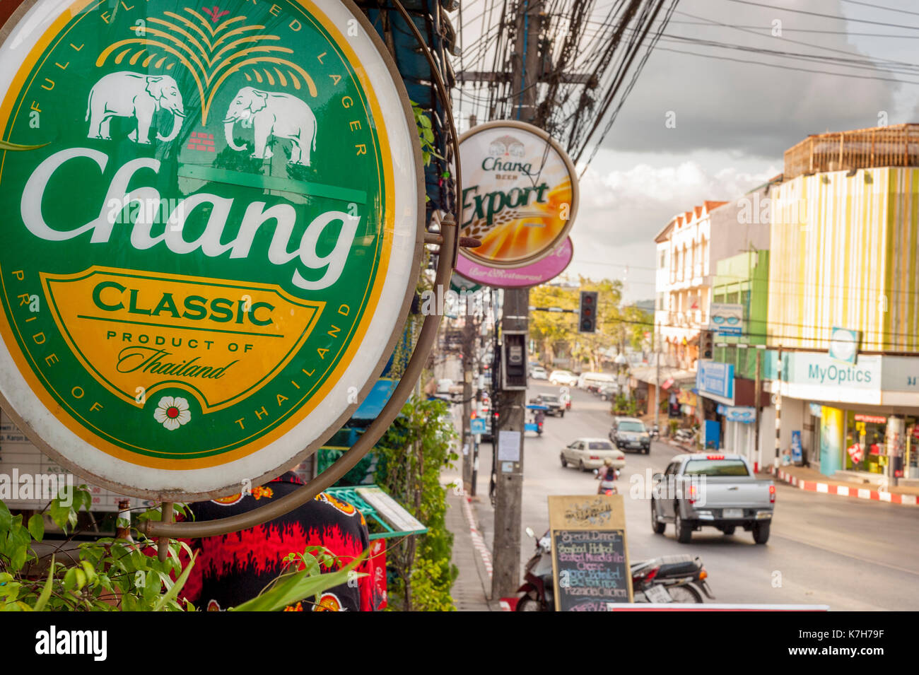 Chang beer des signes dans la ville de Krabi, Thaïlande Banque D'Images