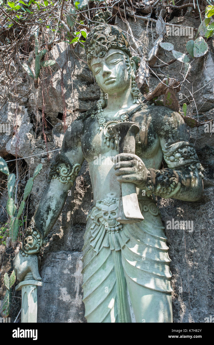 Statue à la grotte et au temple de Seashell d'Ao Khan Kadai, Prachuap Khiri Khan, Thaïlande, Asie du Sud-est Banque D'Images