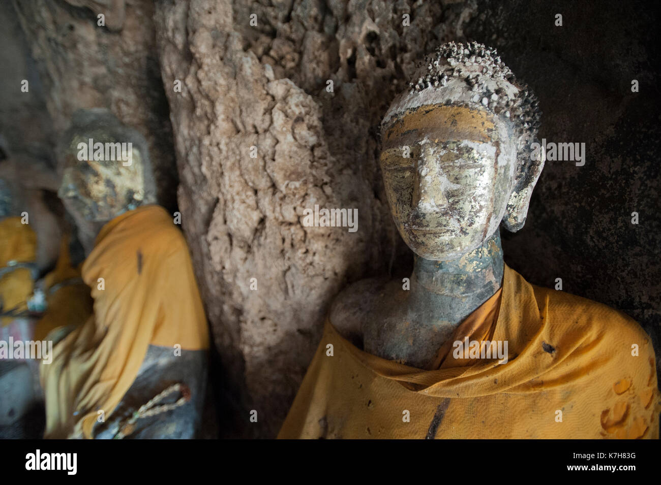 Statues de Bouddha à la grotte et au temple de Seashell d'Ao Khan Kadai, Prachuap Khiri Khan, Thaïlande, Asie du Sud-est Banque D'Images