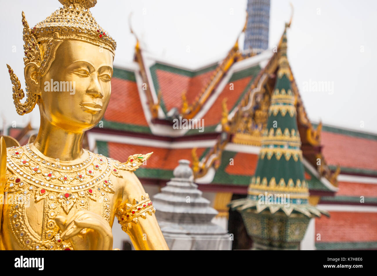 Statue de Kinnara doré sur fond du Grand Palais, Phra Nakhon, Bangkok, Thaïlande, Asie du Sud-est. Banque D'Images