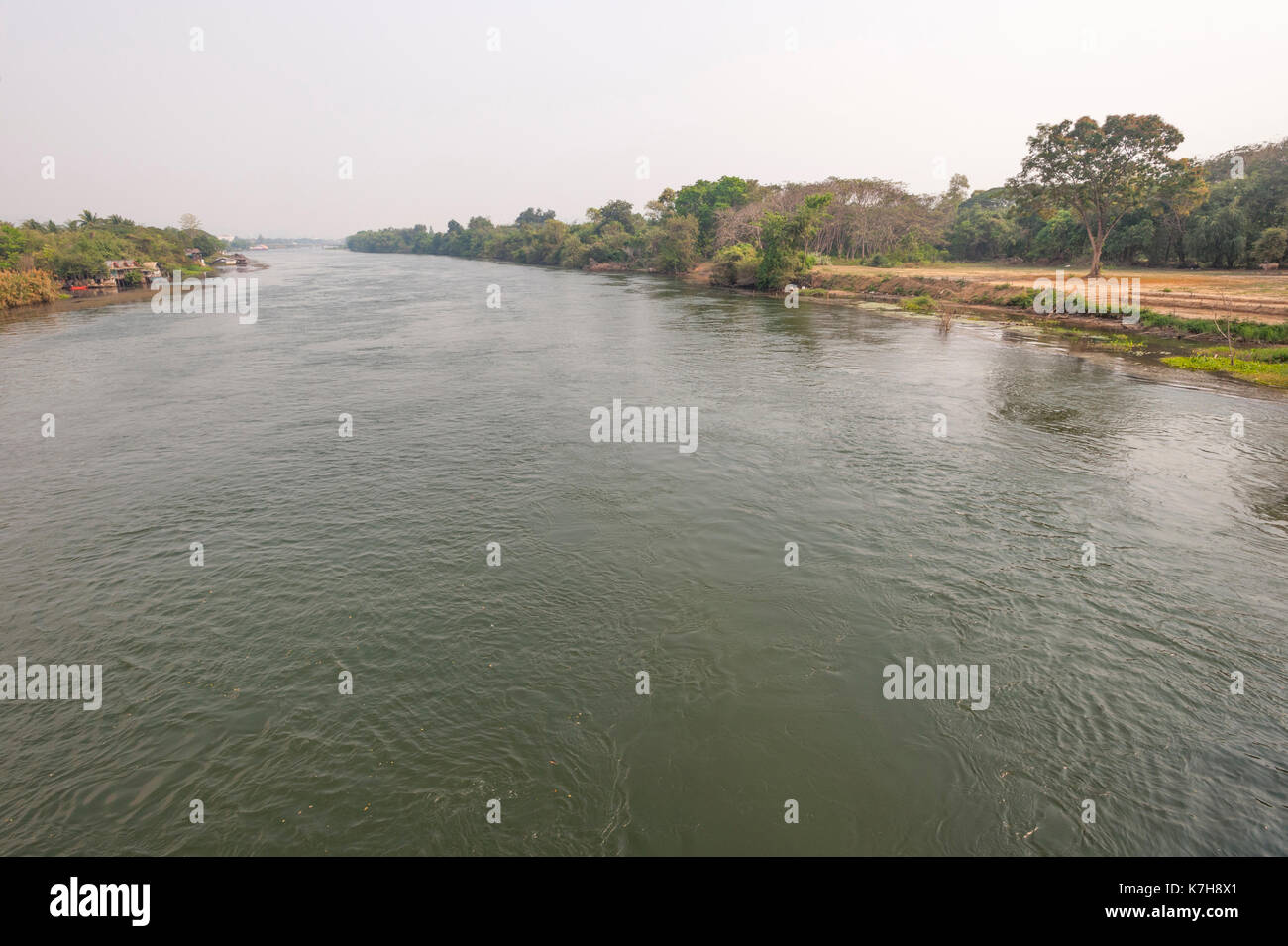 Vue sur la rivière Kwai (Khwae Yai) depuis le pont de la rivière Kwai. Kanchanaburi, Thaïlande Banque D'Images