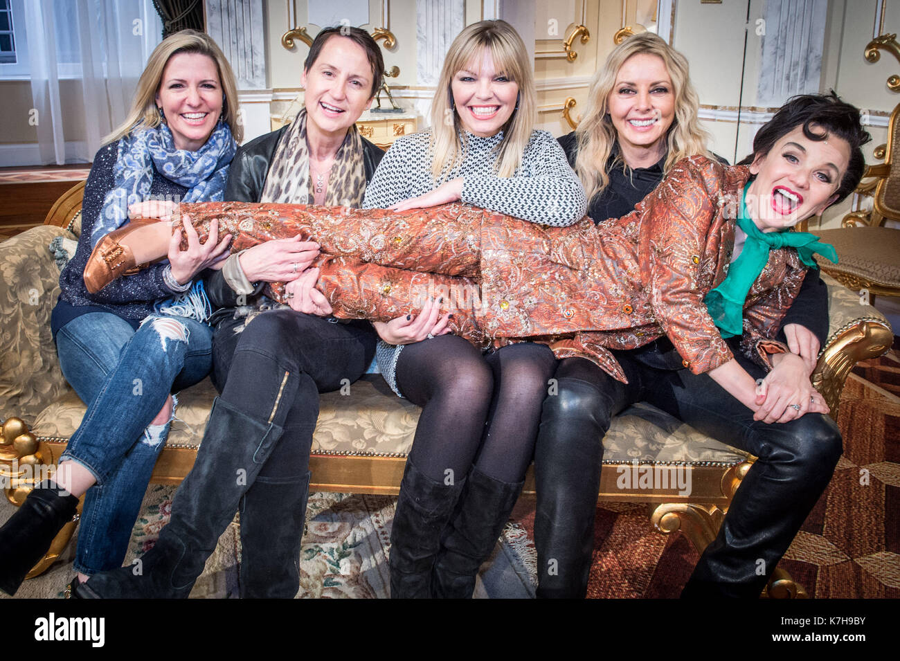 La photo Doit Être Créditée ©Alpha Press 074895 09/03/2016 Jackie Brambles, Carol McGiffin, Kate Thornton, Carol Vorderman Lisa Maxwell en tant que Judy Garland dans la nuit de presse de End of the Rainbow au théâtre Churchill de Bromley, Kent. Banque D'Images