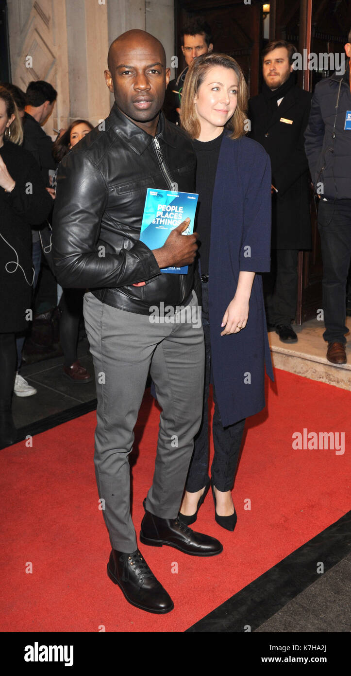 La Photo Doit Être Créditée ©Kate Green/Alpha Press 079965 23/03/2016 David Gyasi Et Épouse Emma People Lieux Et Choses Vip Opening Night Wyndham'S Theatre London Banque D'Images