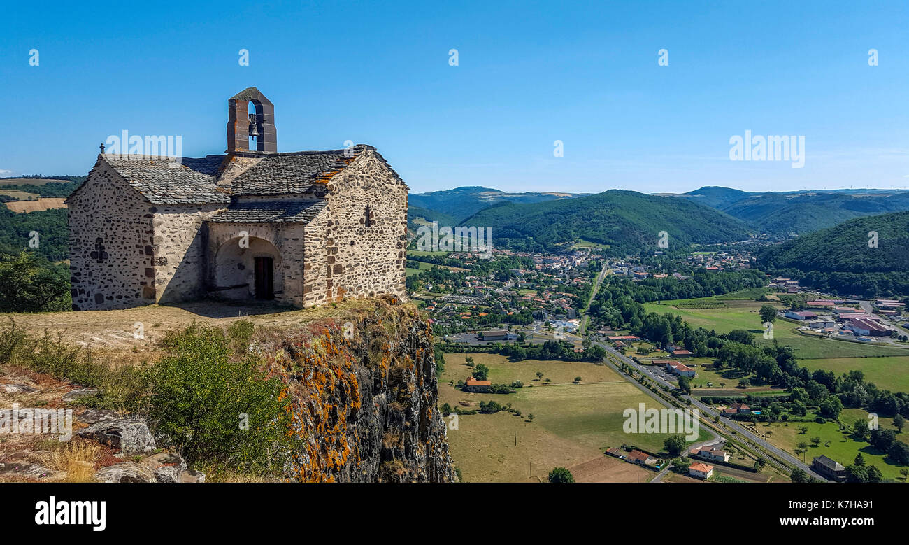 Sainte Madeleine surplombant l''autoroute A75 et donnant sur le village de Massiac.Cantal.Auvergne.France Banque D'Images
