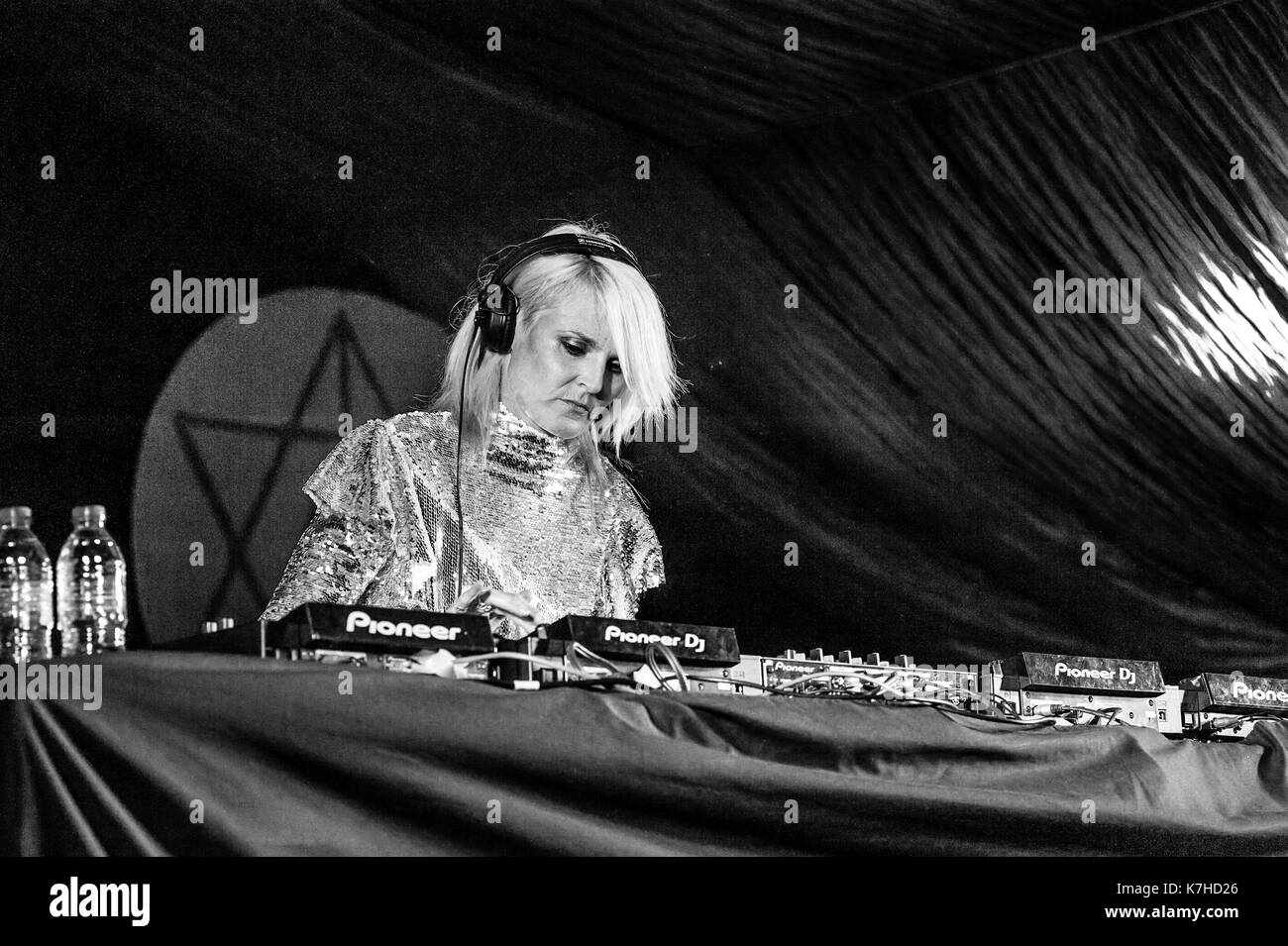 Faithless' Soeur Bliss joue un DJ set à la première nuit du au-delà de la voie ferrée à Digbeth, Birmingham, Royaume-Uni le 15 septembre, 2017. Banque D'Images