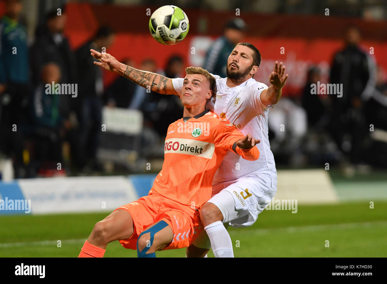 Muenchen, Deutschland. 15 sep, 2017. sascha moelders (tsv Munich 1860),  l'Aktion gegen zweikampf, Denis sitter (fürth). fussball regionalliga  Bayern Munich 1860 : tsv-greuther furth 1-0, saison 2017/18 am 15.09.2017,  stadion an der