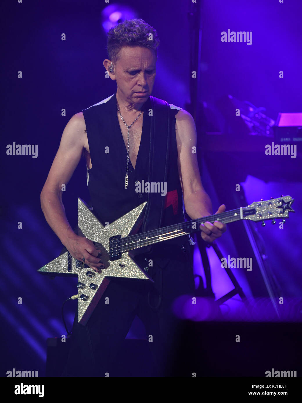 Miami, Floride, États-Unis. 15 septembre 2017. Martin Gore de Depeche mode se produit au stade AmericanAirlines Arena le 15 septembre 2017 à Miami, en Floride. Crédit: Mpi04/Media Punch/Alay Live News Banque D'Images
