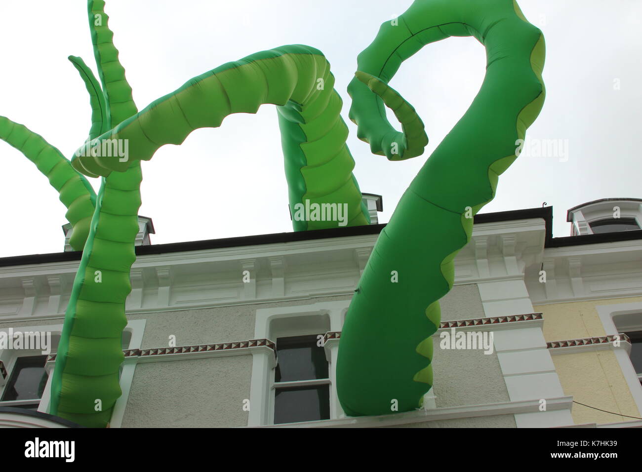 Llandudno, au Pays de Galles, UK Samedi 16 septembre 2017 Ces tentacules vert forme des villes centre commercial Victoria sont les attaques d'art, une œuvre créée par l'artiste de rue filthy luker dans le cadre de l'Llawn05 festival. Crédit : Mike Clarke/Alamy Live News Banque D'Images