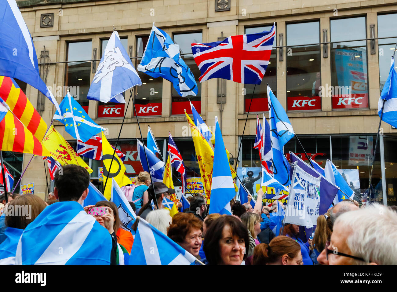 La fusion de plusieurs groupes indépendantistes,'Scotland the Brave" et "Les ailes de l'Ecosse' totalisant environ 750 en nombre, a tenu un rassemblement politique à Glasgow, à commencer par une marche à travers le centre ville et enfin rencontre avec le Pro-Independence «Groupe socialiste l'espoir sur la peur", pour des discours et des chansons à George Square. Sur la promenade à travers Glasgow, les marcheurs ont été confrontés par Pro-Unionist groupes 'une force pour le bien' et 'Scotland' dans l'Union dans la rue Union qui brandissaient Union Jacks et crie son soutien pour le "non" qui a été le résultat de l'indépendance 2014 Consulter Banque D'Images
