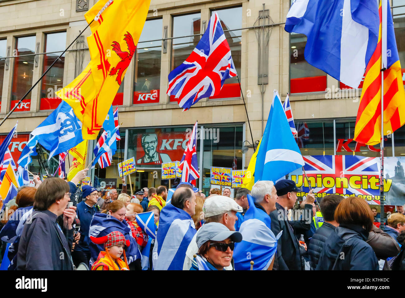 La fusion de plusieurs groupes indépendantistes,'Scotland the Brave" et "Les ailes de l'Ecosse' totalisant environ 750 en nombre, a tenu un rassemblement politique à Glasgow, à commencer par une marche à travers le centre ville et enfin rencontre avec le Pro-Independence «Groupe socialiste l'espoir sur la peur", pour des discours et des chansons à George Square. Sur la promenade à travers Glasgow, les marcheurs ont été confrontés par Pro-Unionist groupes 'une force pour le bien' et 'Scotland' dans l'Union dans la rue Union qui brandissaient Union Jacks et crie son soutien pour le "non" qui a été le résultat de l'indépendance 2014 Consulter Banque D'Images
