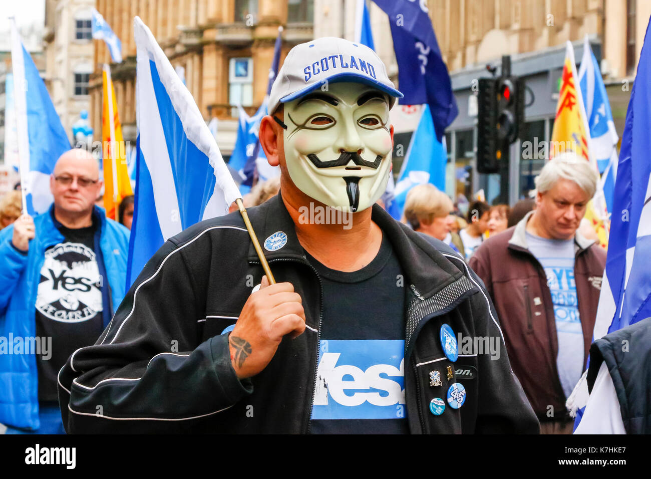 La fusion de plusieurs groupes indépendantistes,'Scotland the Brave" et "Les ailes de l'Ecosse' totalisant environ 750 en nombre, a tenu un rassemblement politique à Glasgow, à commencer par une marche à travers le centre ville et enfin rencontre avec le Pro-Independence «Groupe socialiste l'espoir sur la peur", pour des discours et des chansons à George Square. Sur la promenade à travers Glasgow, les marcheurs ont été confrontés par Pro-Unionist groupes 'une force pour le bien' et 'Scotland' dans l'Union dans la rue Union qui brandissaient Union Jacks et crie son soutien pour le "non" qui a été le résultat de l'indépendance 2014 Consulter Banque D'Images
