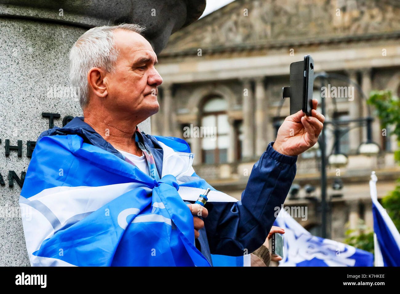 La fusion de plusieurs groupes indépendantistes,'Scotland the Brave" et "Les ailes de l'Ecosse' totalisant environ 750 en nombre, a tenu un rassemblement politique à Glasgow, à commencer par une marche à travers le centre ville et enfin rencontre avec le Pro-Independence «Groupe socialiste l'espoir sur la peur", pour des discours et des chansons à George Square. Sur la promenade à travers Glasgow, les marcheurs ont été confrontés par Pro-Unionist groupes 'une force pour le bien' et 'Scotland' dans l'Union dans la rue Union qui brandissaient Union Jacks et crie son soutien pour le "non" qui a été le résultat de l'indépendance 2014 Consulter Banque D'Images
