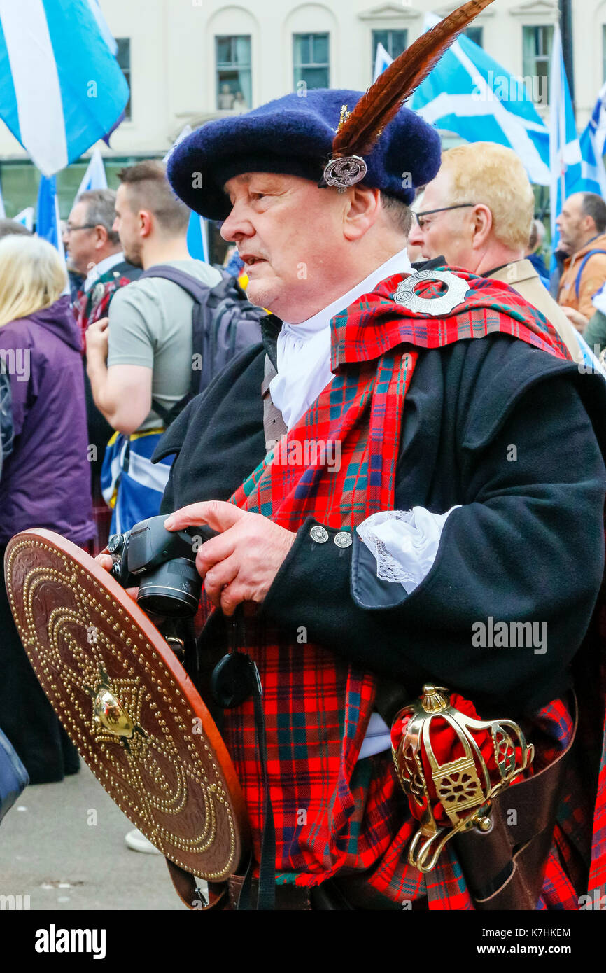 La fusion de plusieurs groupes indépendantistes,'Scotland the Brave" et "Les ailes de l'Ecosse' totalisant environ 750 en nombre, a tenu un rassemblement politique à Glasgow, à commencer par une marche à travers le centre ville et enfin rencontre avec le Pro-Independence «Groupe socialiste l'espoir sur la peur", pour des discours et des chansons à George Square. Sur la promenade à travers Glasgow, les marcheurs ont été confrontés par Pro-Unionist groupes 'une force pour le bien' et 'Scotland' dans l'Union dans la rue Union qui brandissaient Union Jacks et crie son soutien pour le "non" qui a été le résultat de l'indépendance 2014 Consulter Banque D'Images