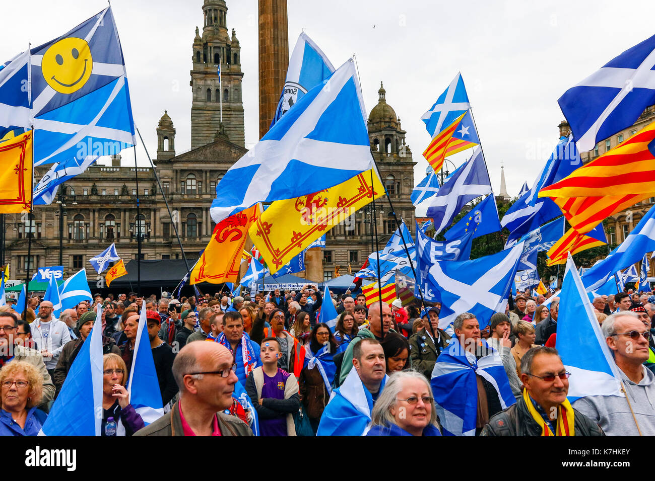 La fusion de plusieurs groupes indépendantistes,'Scotland the Brave" et "Les ailes de l'Ecosse' totalisant environ 750 en nombre, a tenu un rassemblement politique à Glasgow, à commencer par une marche à travers le centre ville et enfin rencontre avec le Pro-Independence «Groupe socialiste l'espoir sur la peur", pour des discours et des chansons à George Square. Sur la promenade à travers Glasgow, les marcheurs ont été confrontés par Pro-Unionist groupes 'une force pour le bien' et 'Scotland' dans l'Union dans la rue Union qui brandissaient Union Jacks et crie son soutien pour le "non" qui a été le résultat de l'indépendance 2014 Consulter Banque D'Images