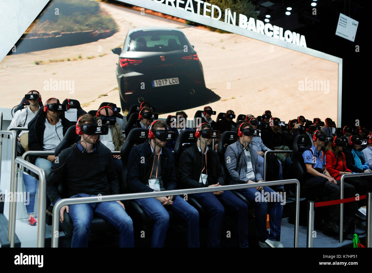 Francfort, Allemagne. 15 septembre 2017. d'utilisation de casques de réalité virtuelle au siège stand. la 67. internationale automobil-ausstellung (IAA de Francfort est à plus de 1 000 exposants l'un des plus grands salons automobiles au monde. Le salon est ouvert pour le public en général à partir de la 16e jusqu'au 24 septembre. Banque D'Images
