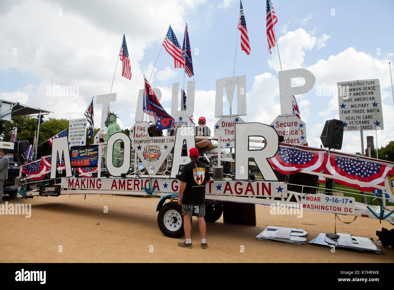 Samedi, Septembre 16th, 2017, Washington, DC USA : Donald Trump les supporters affluent sur le National Mall à envoyer un message au Congrès, les médias et le monde, qu'ils sont unis pour défendre la culture américaine et les valeurs. Banque D'Images