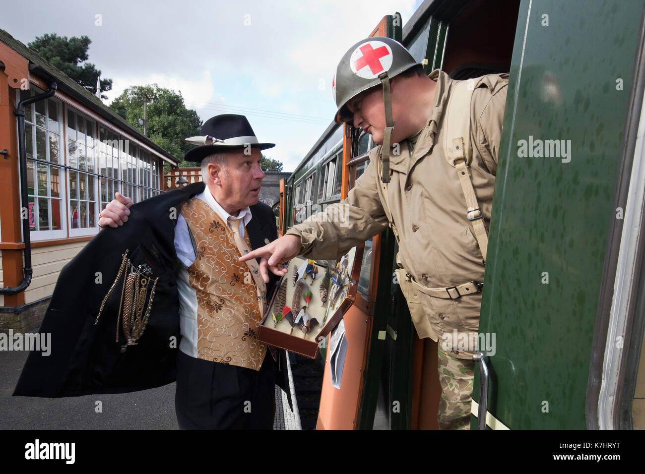 Norfolk, Royaume-Uni. 16 septembre 2017 marché noir de guerre. spiv trading produits à 1940 extravaganza le long de North Norfolk line railway pavot. De la musique, de la danse, 1940 la mode, expositions de guerre et les personnages s'allient pour un voyage nostalgique dans le temps. crédit : Adrian buck/Alamy live news. Banque D'Images