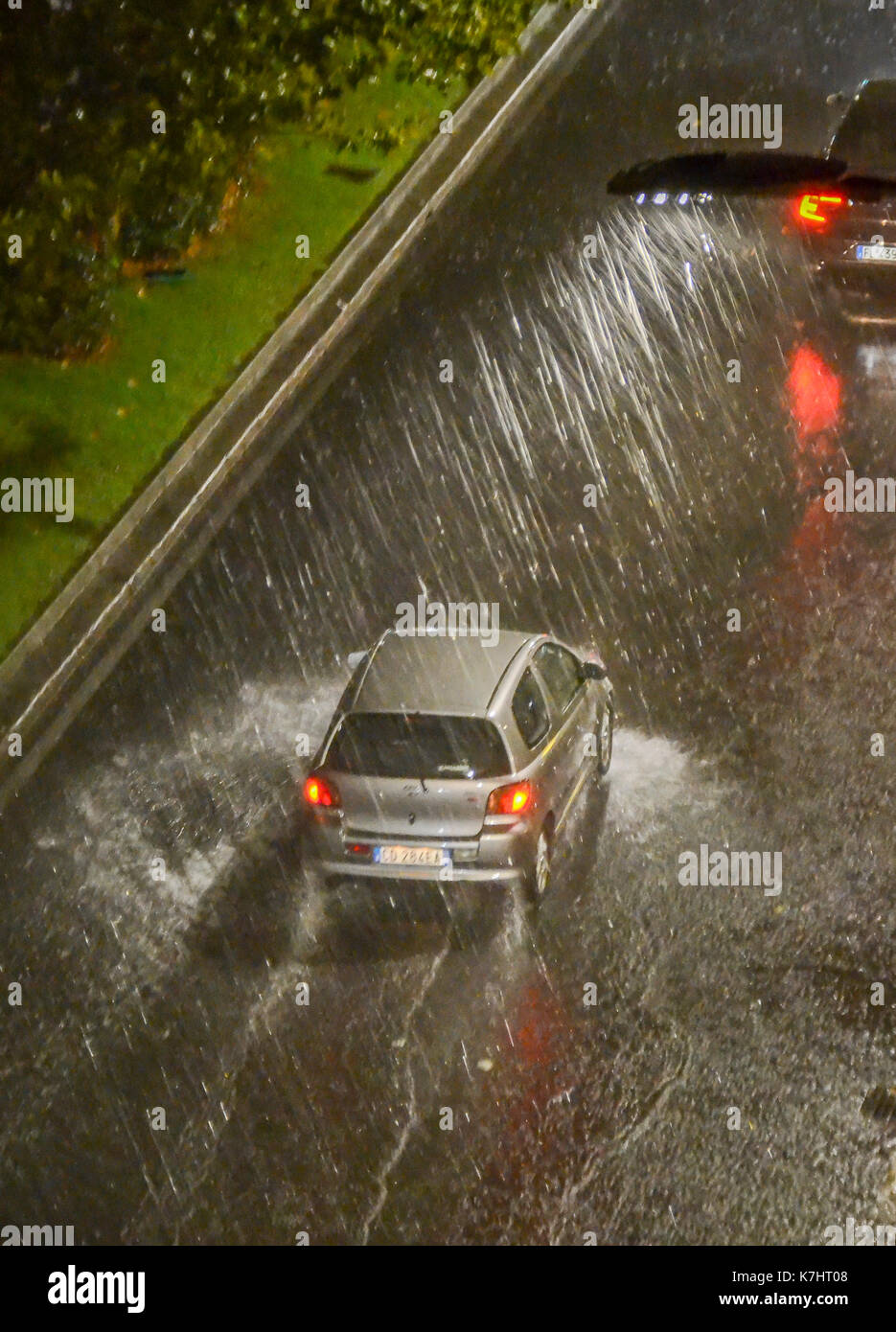 Une pluie torrentielle dans une rue de Milan, Italie Banque D'Images