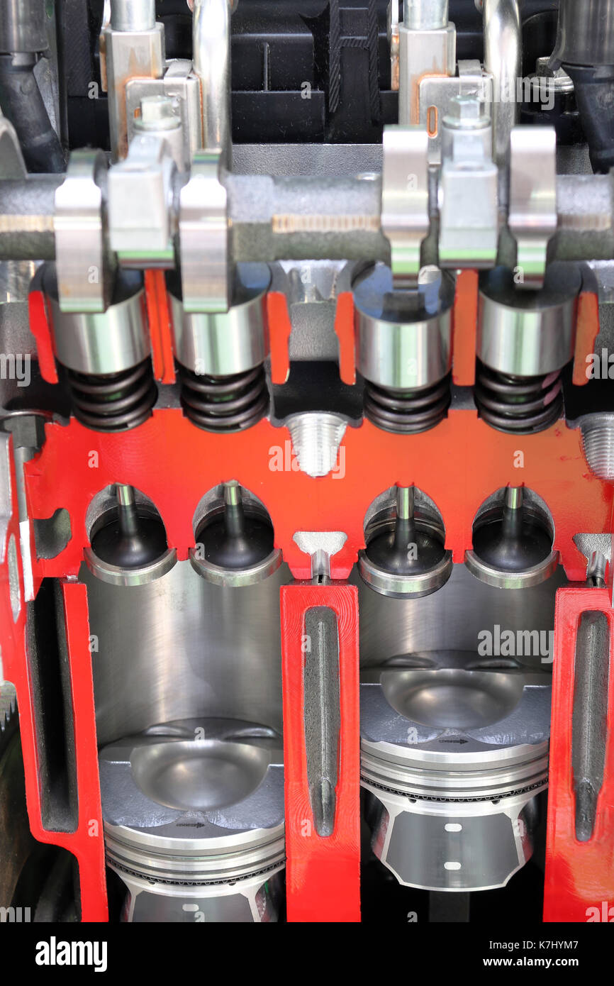Pistons et soupapes moteur Photo Stock - Alamy