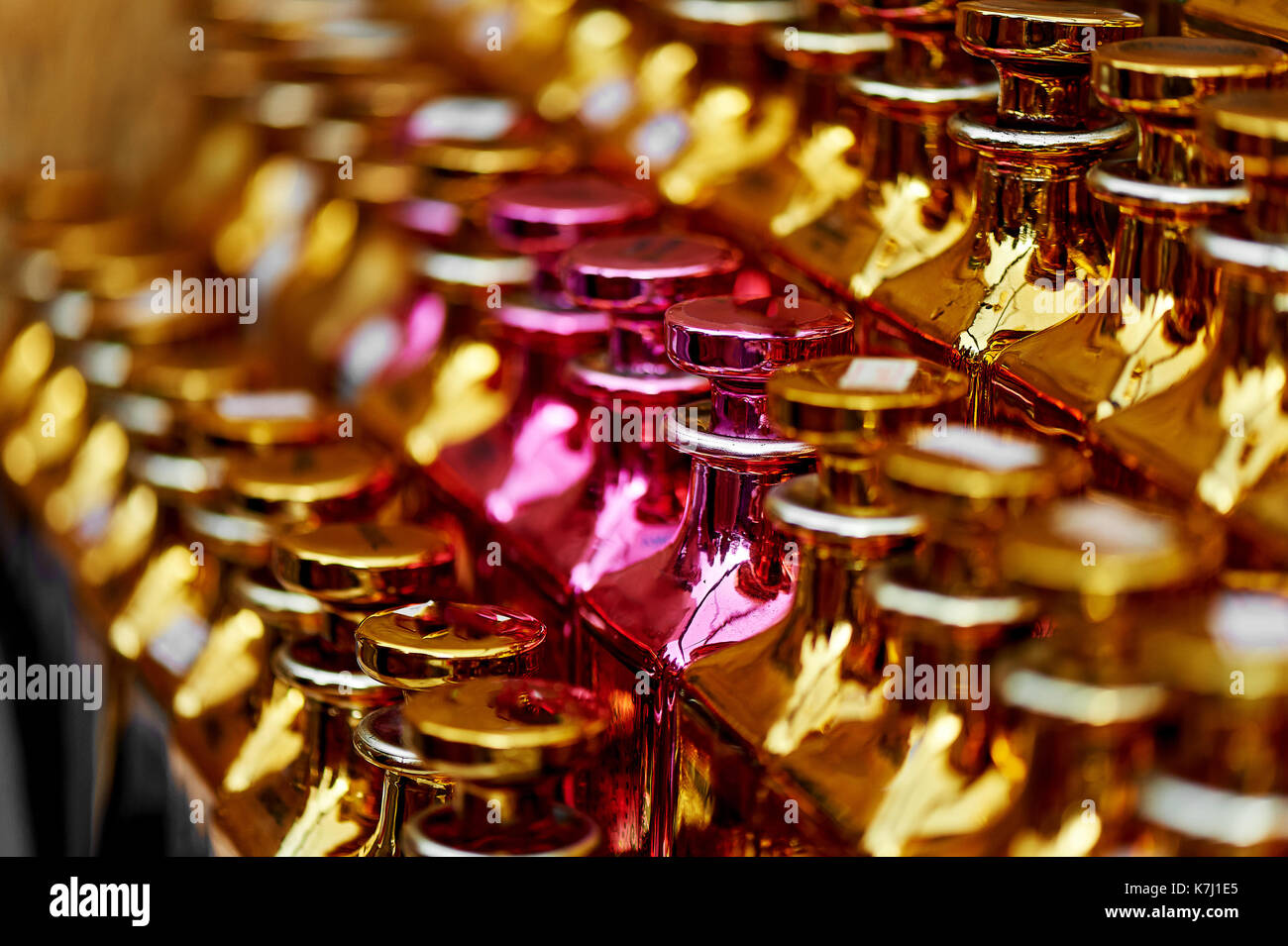 Flacons à parfum en verre.Des huiles d'un bazar, marché. macro. or et gamma rose Banque D'Images