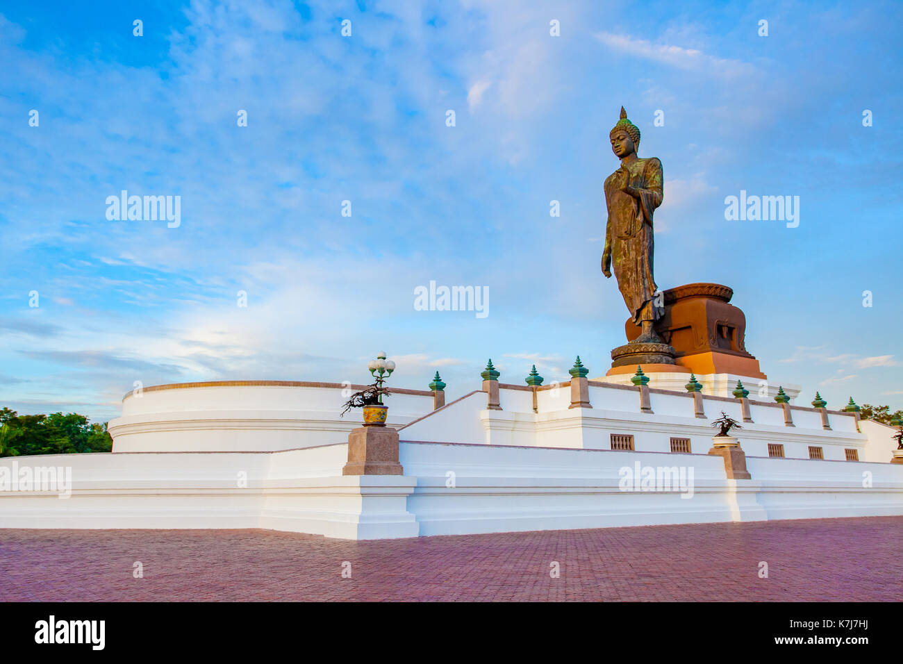 Statue de Bouddha important parc en périphérie de Nakorn Pathom Bangkok Thaïlande Banque D'Images