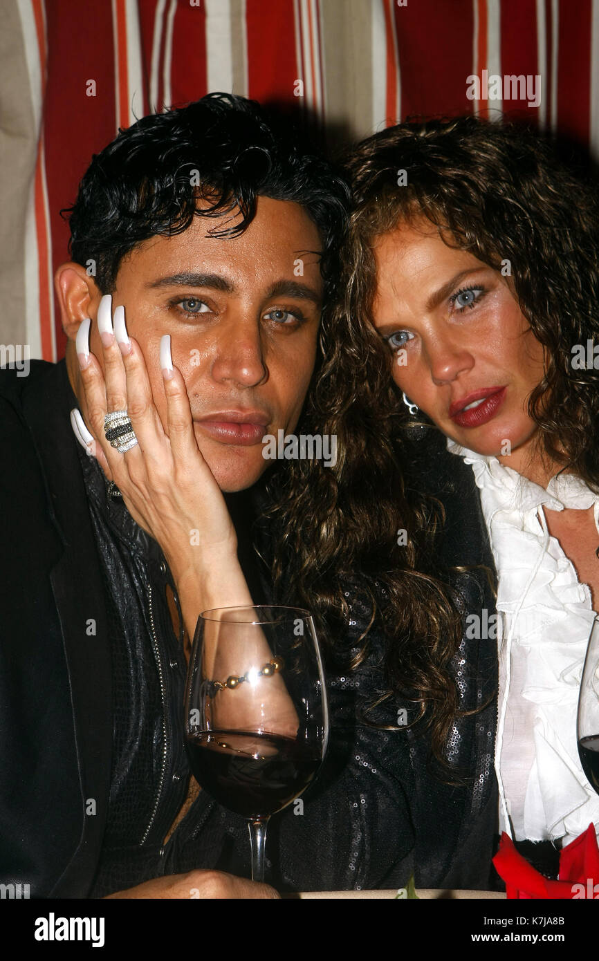 Miami, Floride - 18 janvier : Niurka Marcos vu avec son nouveau petit ami Eduardo Antonio au restaurant Maya à Miami, en Floride. 18 Janvier 2010.Credit: Majo Grossi/Mediapunch Banque D'Images