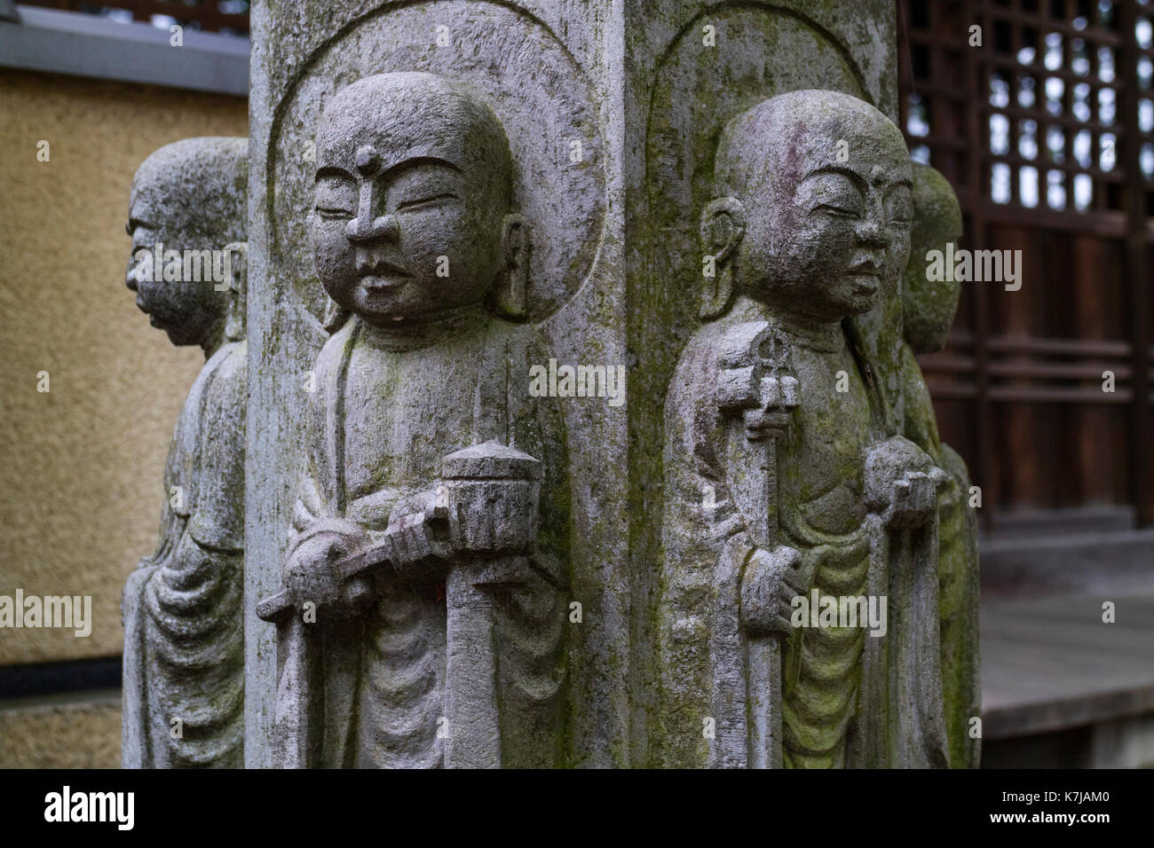 Tokyo, Japon, 15 mai 2017 : pierre gris paisible de statues religieuses en muryo-ji, yoga Banque D'Images