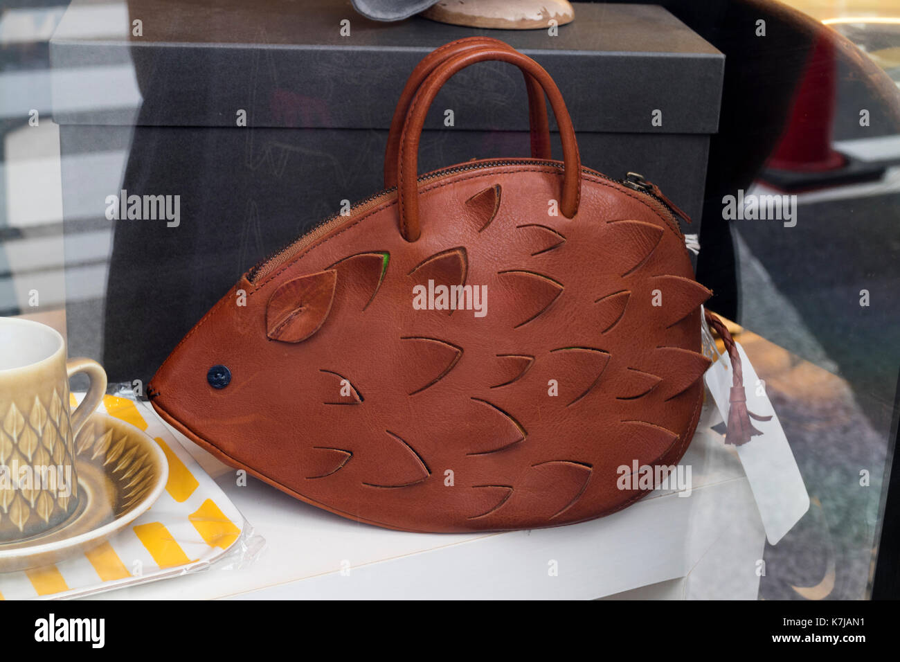Kyoto, Japon - 16 mai 2017 : fenêtre avec un sac à main en cuir élégant hedgehog Banque D'Images
