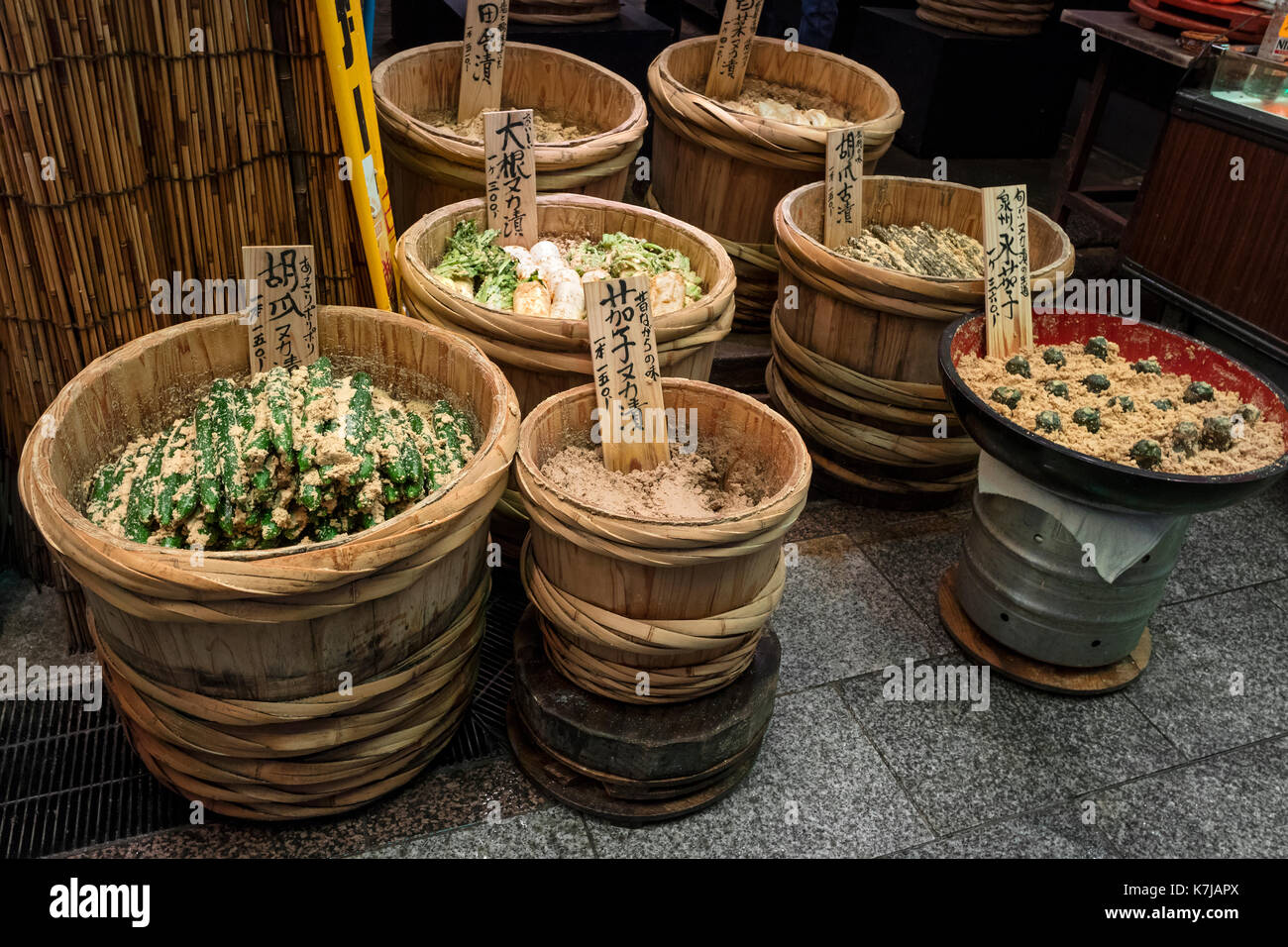 Kyoto, Japon - 17 mai 2017 : les légumes conservés à vendre en bois au marché Nishiki Banque D'Images
