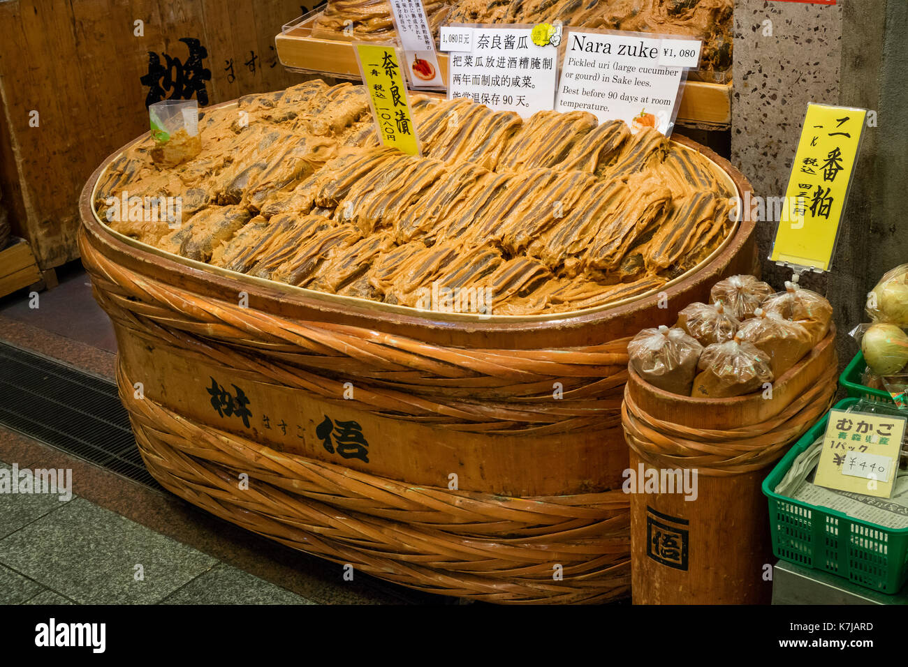Kyoto, Japon - 17 mai 2017 : les légumes en conserve, Nara zuke, en vente au marché Nishiki Banque D'Images