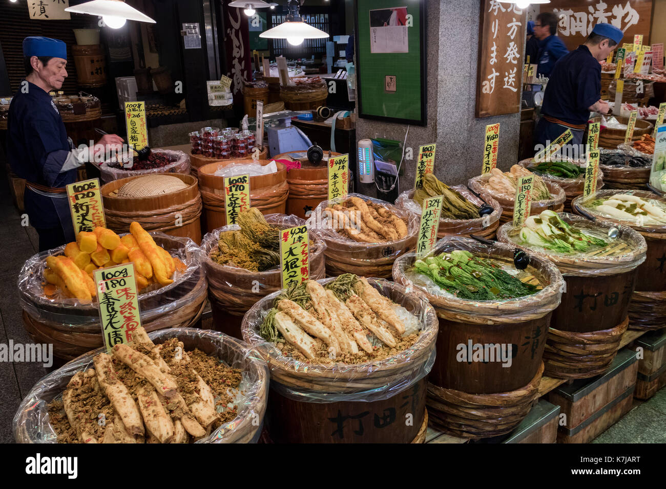 Kyoto, Japon - 17 mai 2017 : les légumes conservés dans des fûts en bois, tsukemono, en vente sur le marché Nishiki Banque D'Images