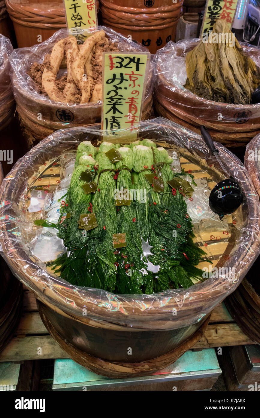 Kyoto, Japon - 17 mai 2017 : les légumes conservés dans des fûts en bois en vente sur le marché Nishiki Banque D'Images