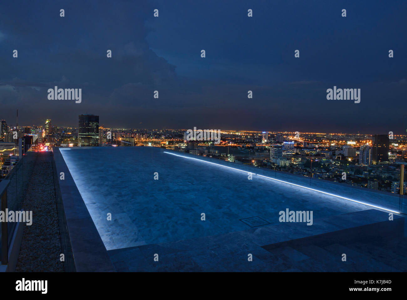 Heure bleue à bord d'un toit-terrasse avec piscine à débordement, Bangkok, Thaïlande Banque D'Images