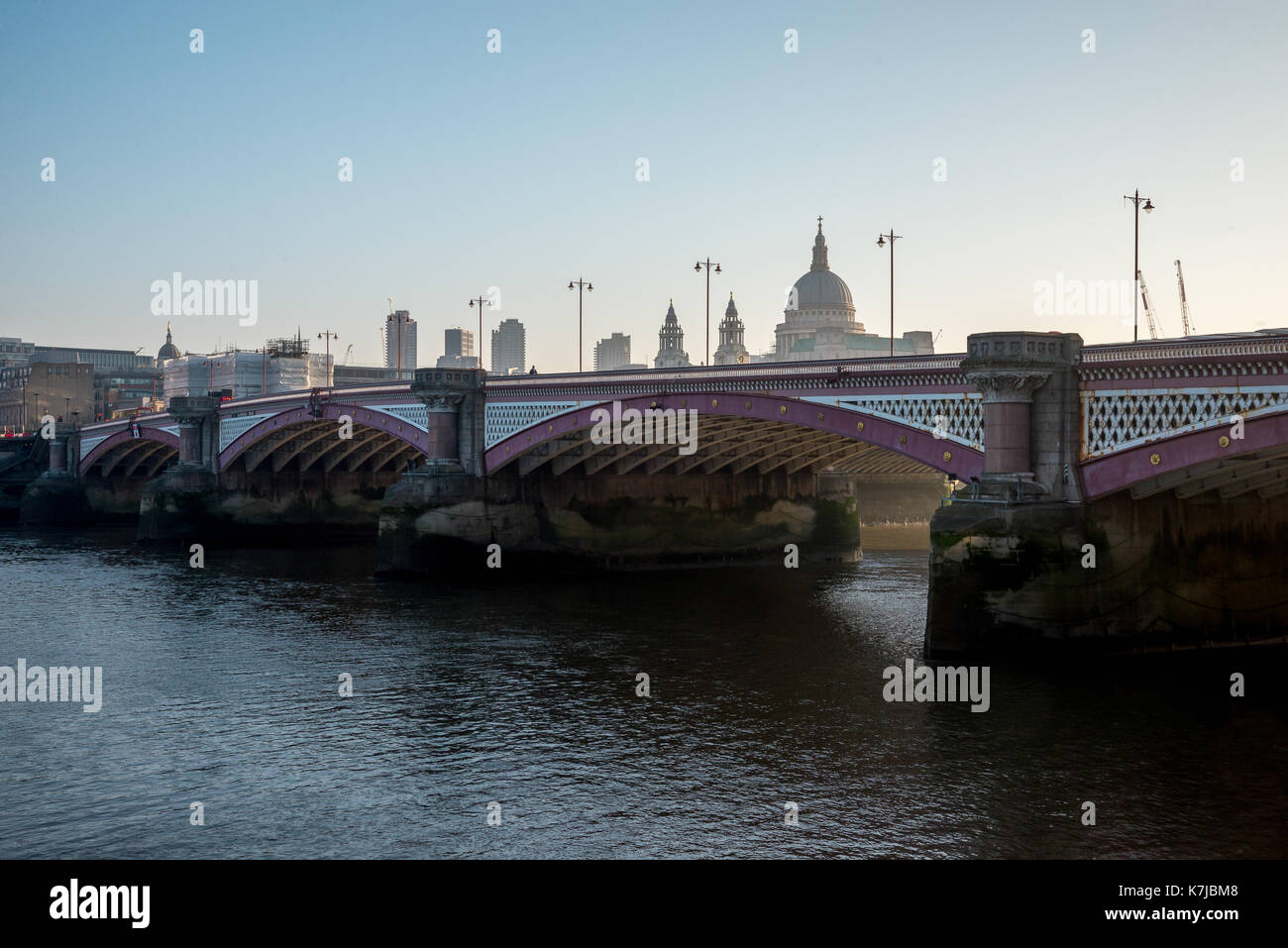 Vue de Blackfriars Bridge et de la cathédrale de St Paul, tôt le matin, Londres, Angleterre Banque D'Images