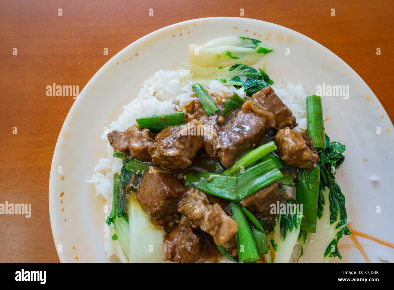 Délicieux ragoût de bœuf avec style taïwanais le riz et légumes, mangé à Los Angeles, Californie, États-Unis. Banque D'Images