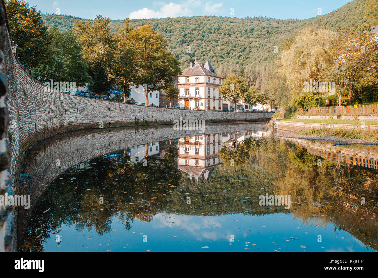 Esch-river et la réflexion sur l'eau, Luxembourg Banque D'Images