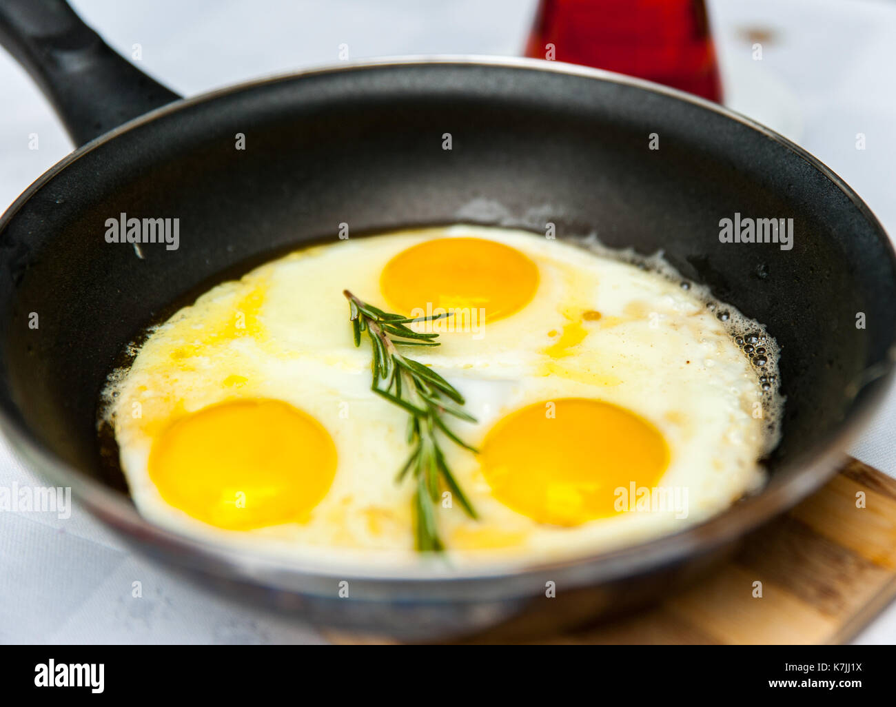 Vue de dessus omelette dans une casserole Banque D'Images