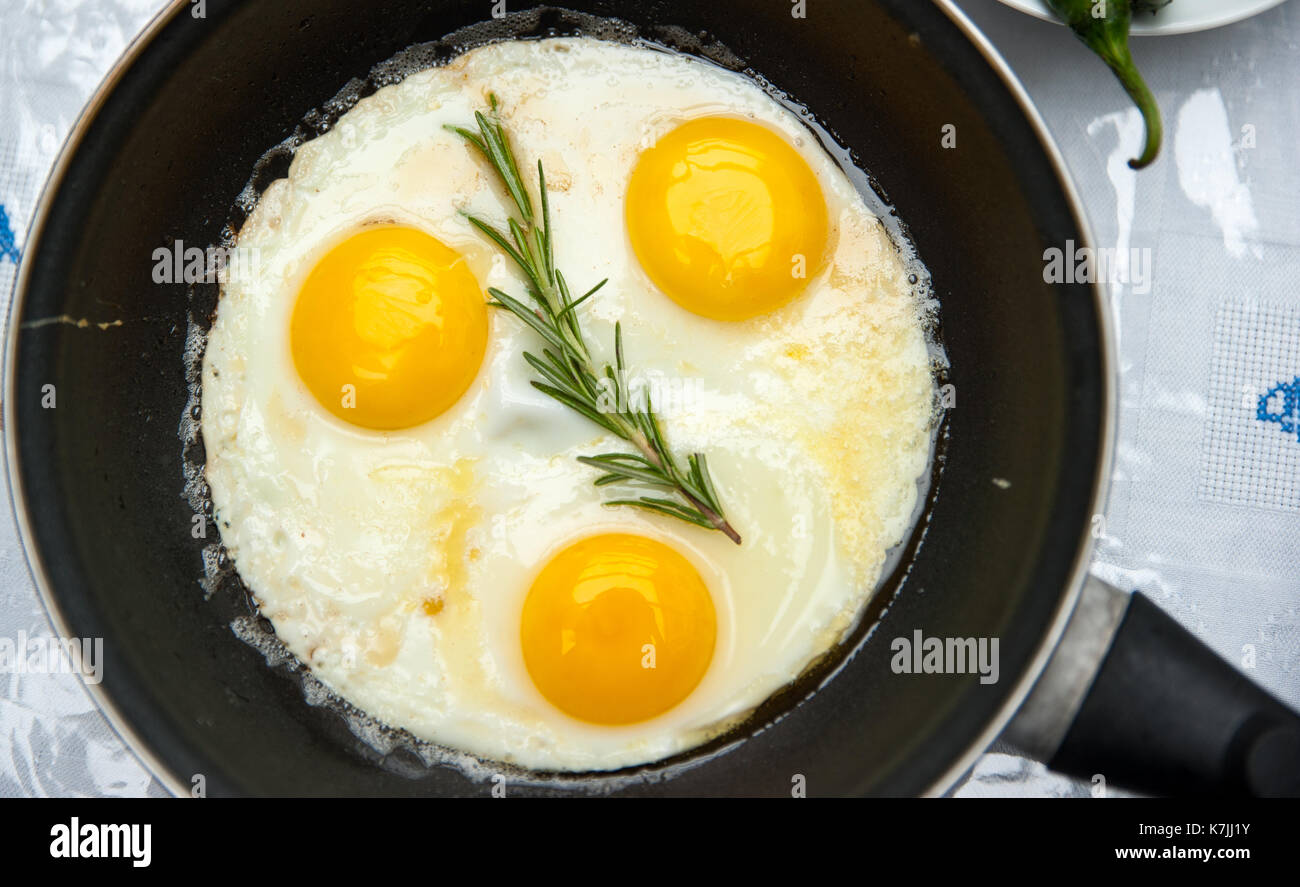 Vue de dessus omelette dans une casserole Banque D'Images