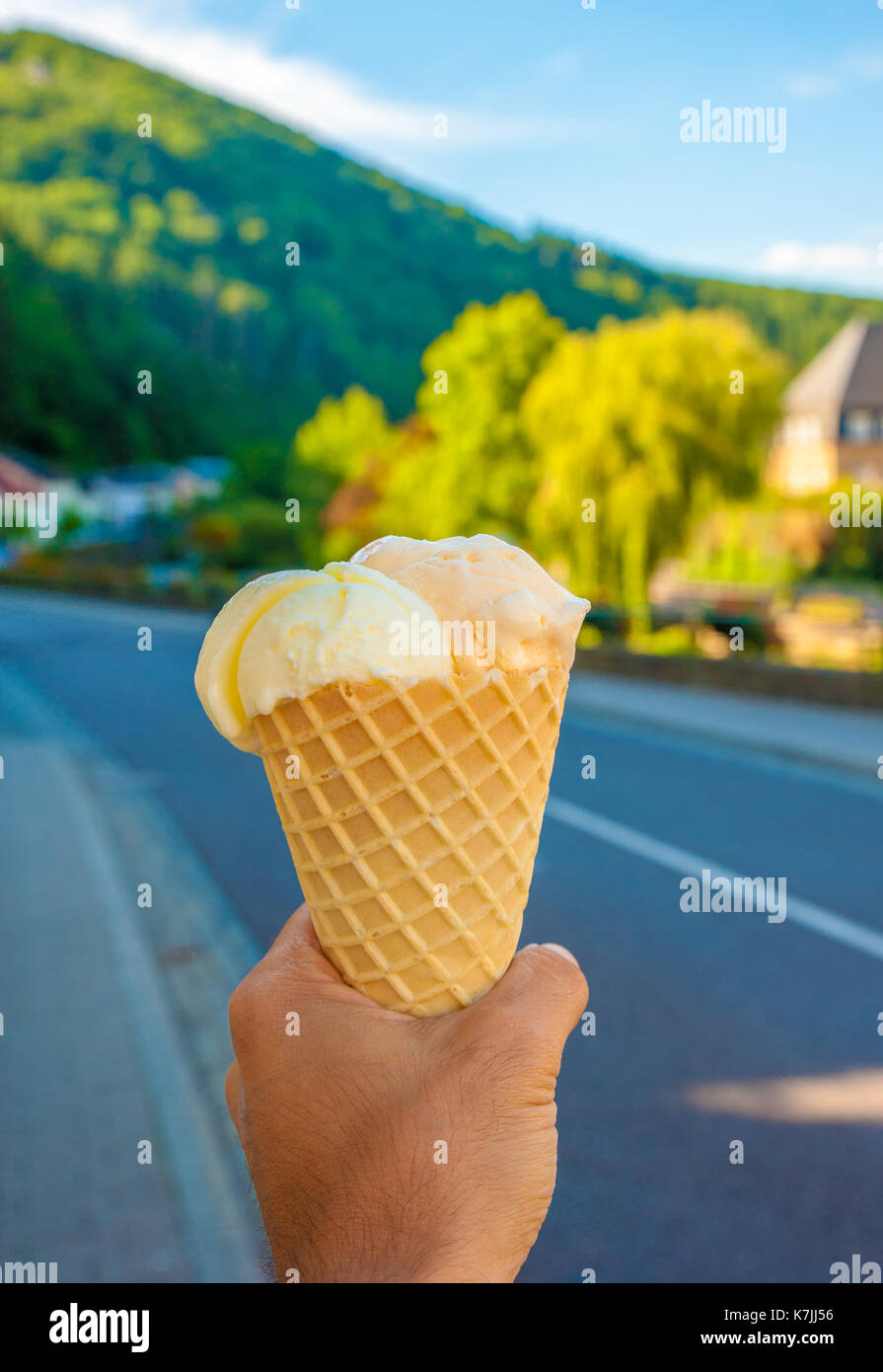 Hand holding ice cream avec cornet Banque D'Images