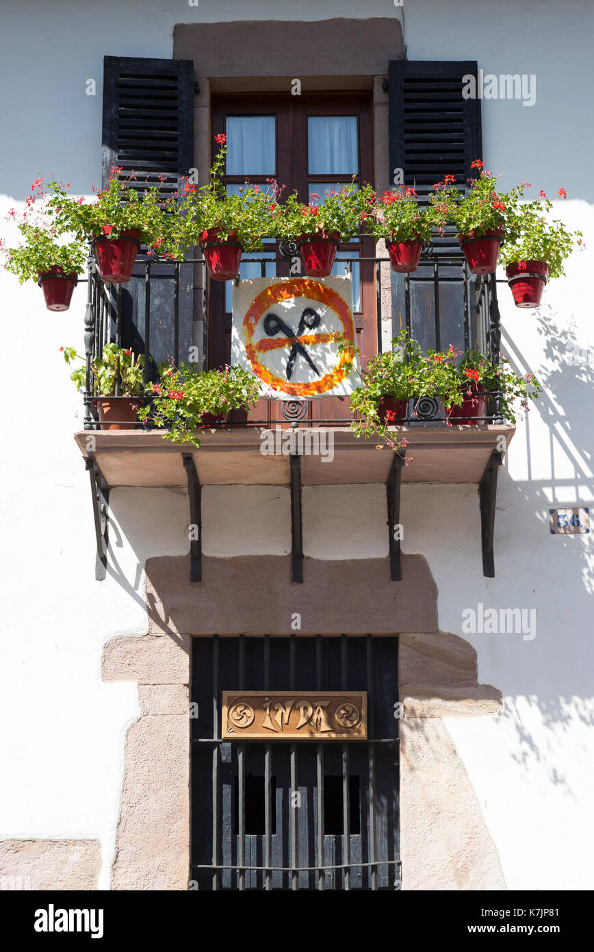 Maison Basque avec pas de coupes bannière à erratzu en Valle de Baztan, Pays basque, Espagne Banque D'Images