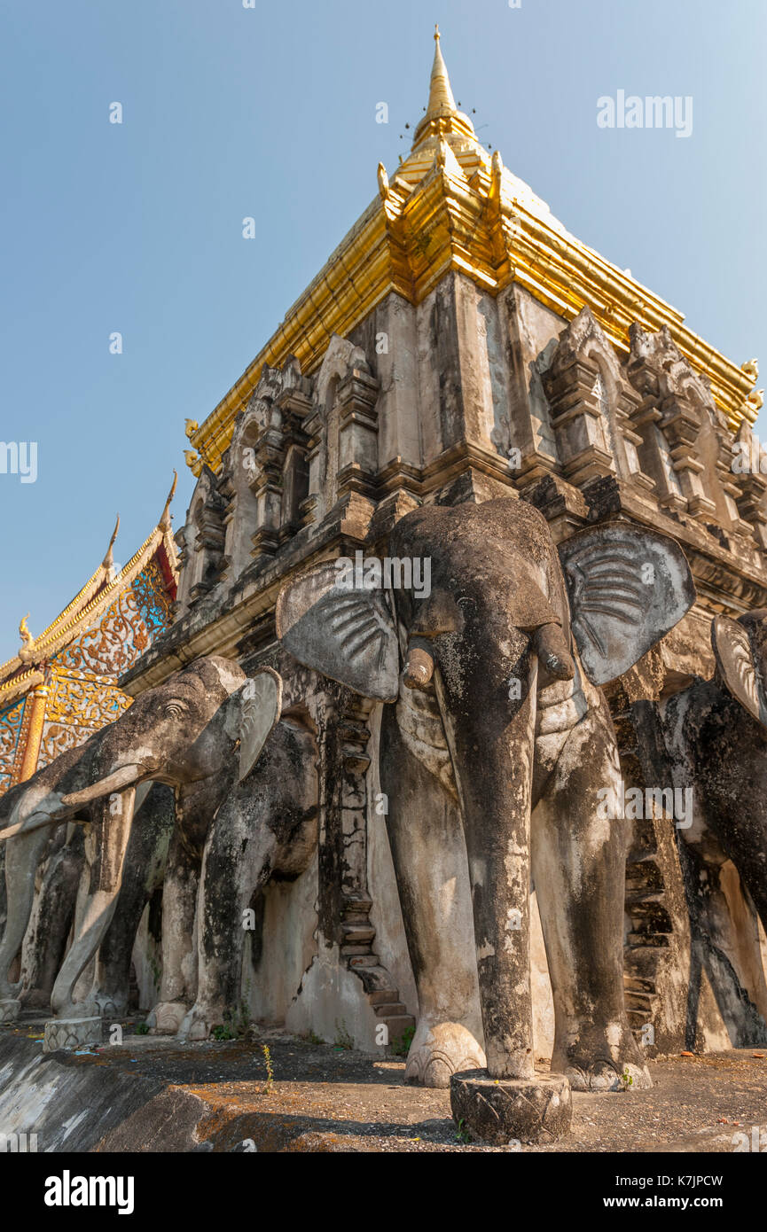 Chedi Chang LOM (Elephant Chedi) et Wihan de Wat Chiang Man, Chiang Mai, Thaïlande, Asie du Sud-est Banque D'Images