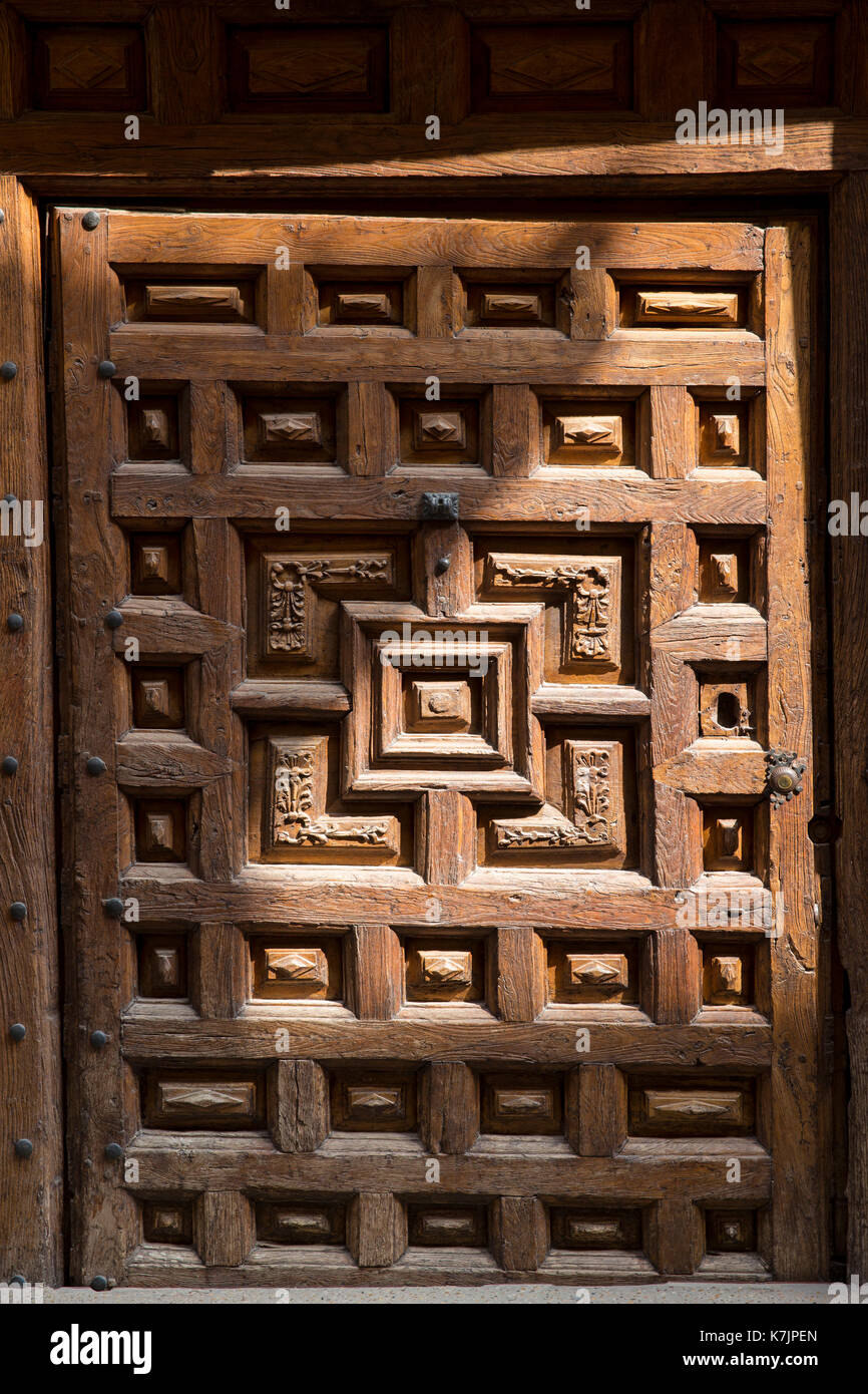 L'ancienne porte en bois sculpté à Santo Domingo de la Calzada en la Rioja, Espagne Banque D'Images L'ancienne porte en bois sculpté à Santo Domingo de la Calzada en la Rioja, Espagne Banque D'Images